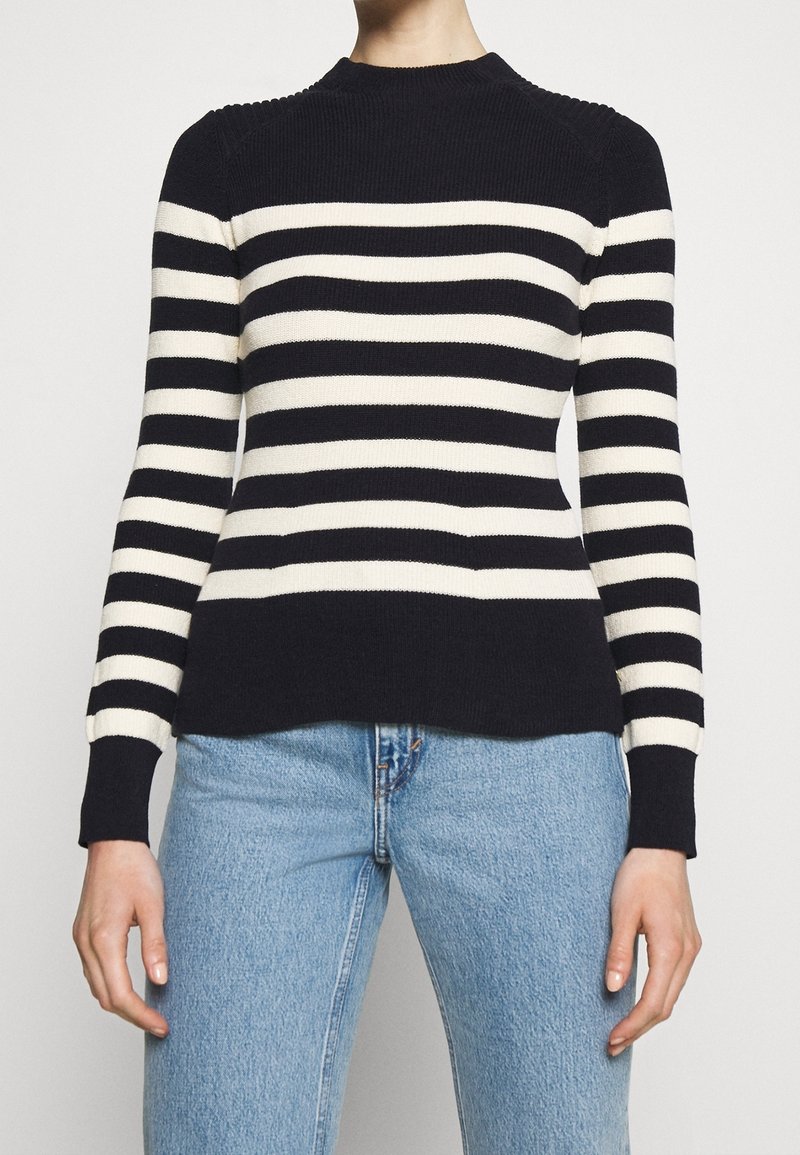 Gestreifter Pullover in Marineblau und Creme, mit gerippter Textur, tailliertem Schnitt, Rundhalsausschnitt, langen Ärmeln und einem Saum, der an den Seiten leicht geschwungen ist.