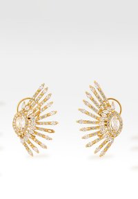Zlato obarvani uhani s motivom sončnega žarka, ki vsebujejo marquise in okrogle prozorne kristale, razporejene v obliki ventilatorja z teksturirano površino.