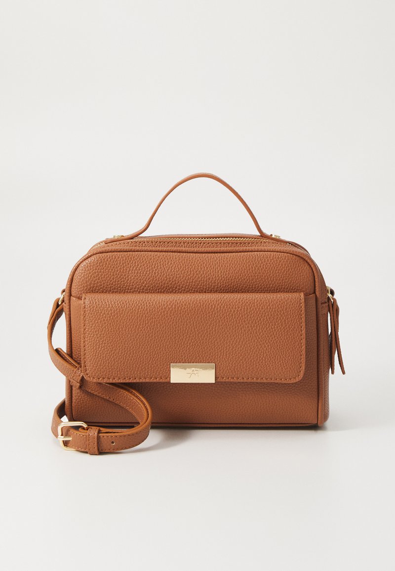 Sac banane en cuir tan avec une finition texturée, compartiment zippé, rabat avant et quincaillerie dorée ; bandoulière détachable et poignée supérieure.