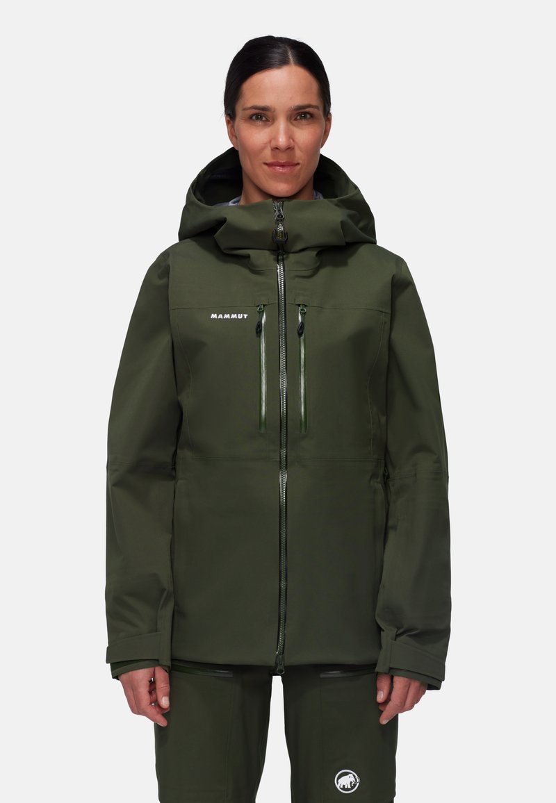 Giacca impermeabile verde scuro con cappuccio, zip frontale, due tasche sul petto e polsini regolabili. Presenta una texture liscia e un materiale resistente.