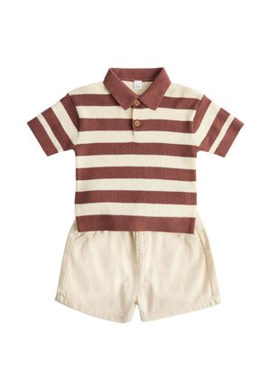 Polo de manga corta para niño con rayas horizontales marrones y crema combinado con pantalones cortos de color crema sobre un fondo blanco.