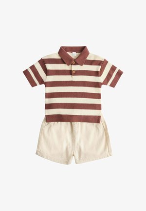 Kortærmet polo til barn med brune og cremefarvede vandrette striber, kombineret med cremefarvede shorts på hvid baggrund.