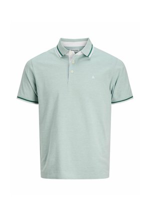 Polo vert clair à manches courtes avec bordures blanches et vert foncé au col et aux manches, trois boutons blancs et petit logo sur la poitrine.