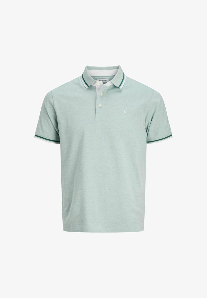 Polo vert clair à manches courtes avec bordures blanches et vert foncé au col et aux manches, trois boutons blancs et petit logo sur la poitrine.