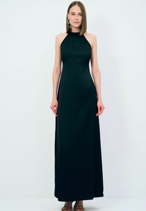 Zwarte halterneck maxi-jurk gemaakt van gladde stof. Heeft een aansluitend lijfje en een uitlopende zoom, zonder patronen of versieringen.