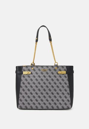 Grå og sort Guess tote taske med monogrammønster, gyldne kædehåndtag og gyldne detaljer på en almindelig baggrund.