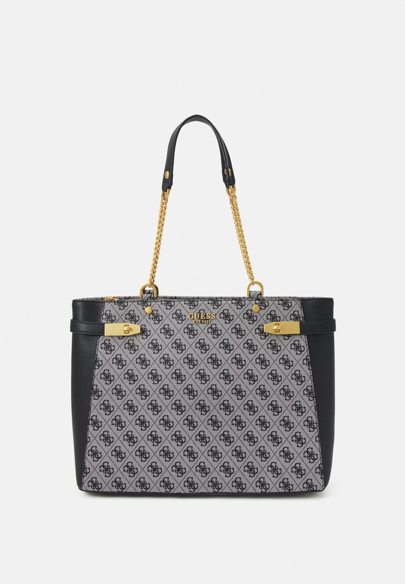 Sac fourre-tout Guess gris et noir avec motif monogramme, poignées en chaîne dorée et accents dorés sur fond uni.