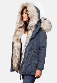Parka navy isolée dotée d'une grande capuche doublée en fausse fourrure, de fermetures éclair et à bouton, de poches latérales et de cordons de serrage ajustables.