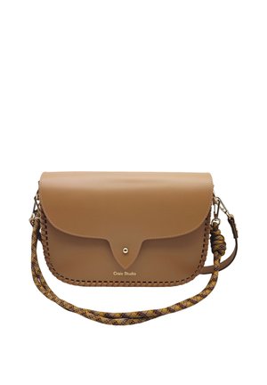 Sac bandoulière en cuir beige avec bords tissés et sangle en corde à motif, fermeture à rabat et petit bouton doré.