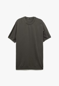 Maglione corto a maniche corte color verde oliva scuro, realizzato in tessuto a maglia testurizzata con colletto e orlo a coste, caratterizzato da una vestibilità rilassata.
