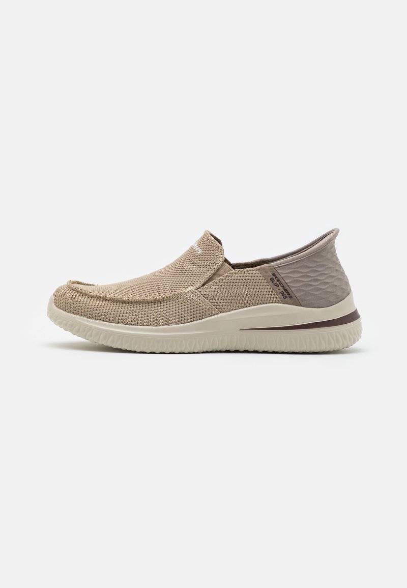 Beige Slipper aus hochwertigem Mesh-Obermaterial, mit glatten Akzenten, abgerundeter Zehenpartie und einer flexiblen Sohle mit strukturiertem Profil.