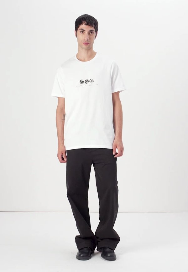 DEFENDER GRAPHIC - Print T-shirt3