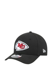 Schwarze Baseballmütze aus Stoff mit einem weißen und roten gestickten Logo der Kansas City Chiefs auf der Vorderseite. Gekrümmter Schirm und enganliegendes Design.