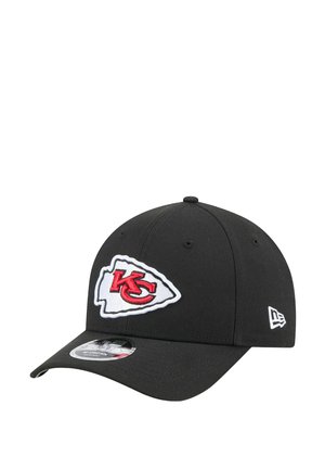 Schwarze Baseballmütze aus Stoff mit einem weißen und roten gestickten Logo der Kansas City Chiefs auf der Vorderseite. Gekrümmter Schirm und enganliegendes Design.