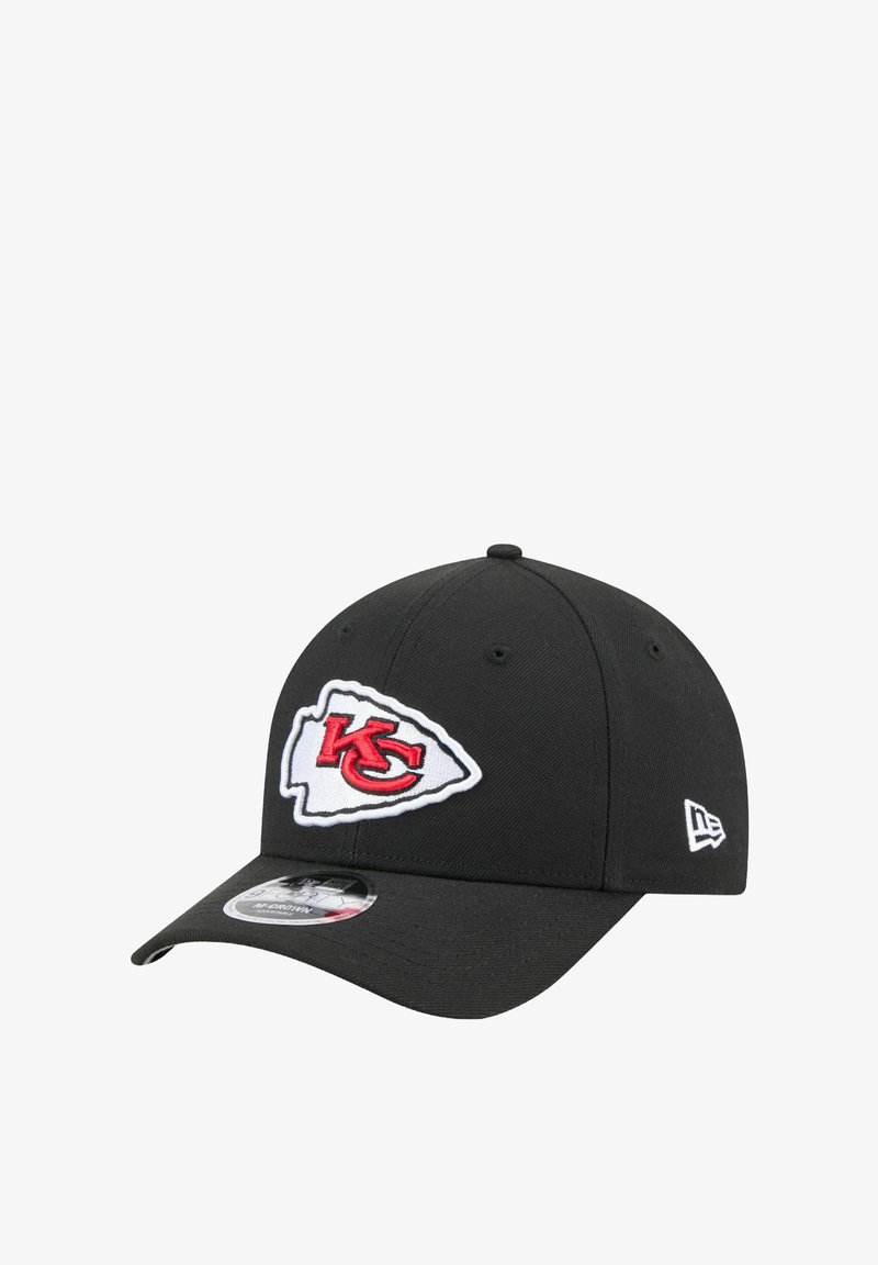Schwarze Baseballmütze aus Stoff mit einem weißen und roten gestickten Logo der Kansas City Chiefs auf der Vorderseite. Gekrümmter Schirm und enganliegendes Design.