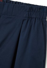 Shorts bleu marine à taille élastique avec un design plissé. Fabriqués en tissu léger, avec une texture douce et des coutures minimales pour le confort.
