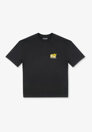 Camiseta negra de algodón con mangas cortas, con un pequeño diseño gráfico de dos frutas cítricas y el nombre de la marca "PEGAHUNA" en amarillo.