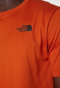 The North Face BOX CELEBRATION TEE - Apdrukāts T-krekls - earthen copper