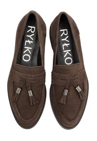 PRUUNID SUEDE LOAFERID, millel on dekoratiivsed pom-pomid ja hõbedased detailid. Tasaste talladega ja sile sisetald, millel on logodetail.