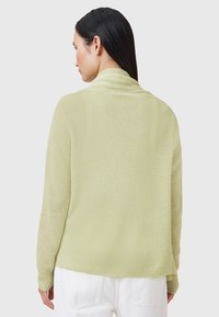 Cardigan a maglia verde chiaro con una sottile texture, dotato di colletto sciallato e maniche lunghe, abbinato a pantaloni bianchi. Vista posteriore mostrata.