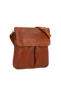 Brun læder crossbody taske med en fold-over kla flap, metalspænde og tekstureret overflade, der har et diskret logo foran.