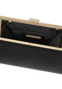 Clutch in pelle nera con chiusura in metallo dorato, con interno in tessuto e scomparti per carte e contante. Texture liscia, design elegante.
