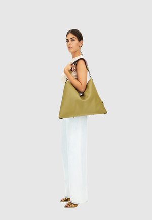 Borsa triangolare verde in pelle con superficie texturizzata e manico corto. La borsa presenta una forma distintiva e accenti in metallo.