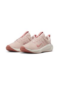 Vaaleanpunaiset urheilukengät, joissa on teksturoitu verkkopinta, valkoinen välipohja ja vaaleanpunainen kumipohja. Kenkien sivussa on tummemmasta vaaleanpunaisesta väristä Nike-logo.