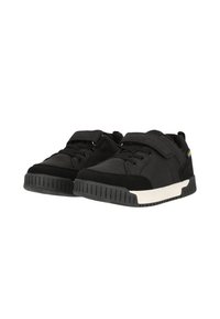 Baskets noires avec une combinaison de textures lisses et en daim, un col rembourré, une sangle à patin et une semelle en caoutchouc blanche.