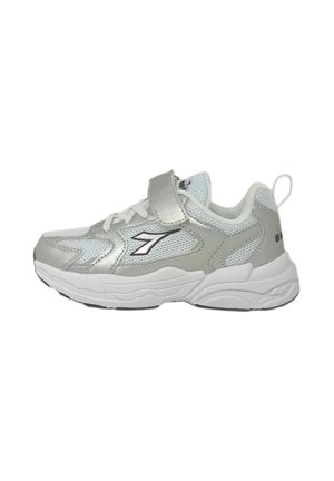 Scarpa da ginnastica per bambini in argento e bianco con pannelli in mesh, strap a strappo, lacci e suola imbottita, logo laterale visibile.