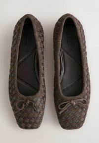 Barna szarvasbőr balerina cipő fonott textúrával, lekerekített orral és az elején masni részlettel. Sima bőr bélés és talpbetét.