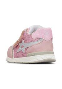 Scarpa sportiva rosa con tomaia in rete, dettagli in suede, particolare stella argentata e suola in gomma testurizzata. Presenta un logo riflettente sul tallone.