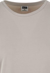 Ljusgrå kortärmad t-shirt i mjuk bomull med rund ringning. Har en etikett med texten "URBAN CLASSICS" och storlek XS.