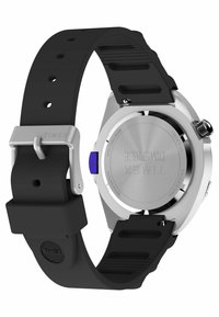 Timexi sukeldumis kell musta kummirihmaga, roostevabast terasest korpus, lilla aktsentnupp ja graveeritud tagakülg.