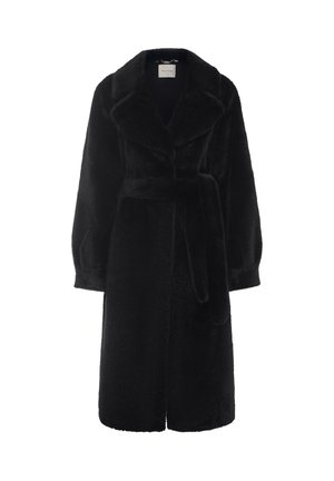 Cappotto in finta pelliccia nera con colletto a scialle, vita con cintura e maniche lunghe. Presenta una texture morbida e un design di lunghezza intermedia.