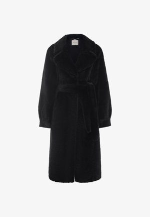 Cappotto in finta pelliccia nera con colletto a scialle, vita con cintura e maniche lunghe. Presenta una texture morbida e un design di lunghezza intermedia.