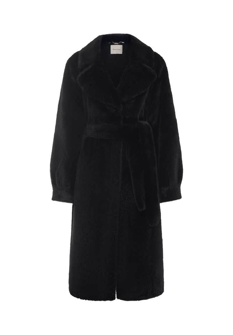 Cappotto in finta pelliccia nera con colletto a scialle, vita con cintura e maniche lunghe. Presenta una texture morbida e un design di lunghezza intermedia.