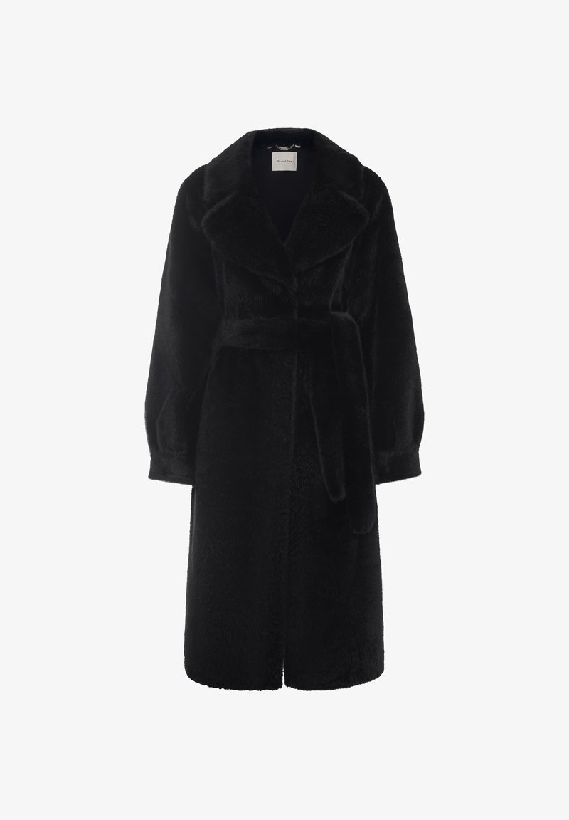 Cappotto in finta pelliccia nera con colletto a scialle, vita con cintura e maniche lunghe. Presenta una texture morbida e un design di lunghezza intermedia.