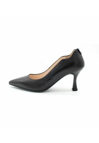 Décolleté en cuir noir à talon haut avec un bout pointu, des découpes latérales arrondies et un talon fin, présentant un petit logo accentué à l'arrière.