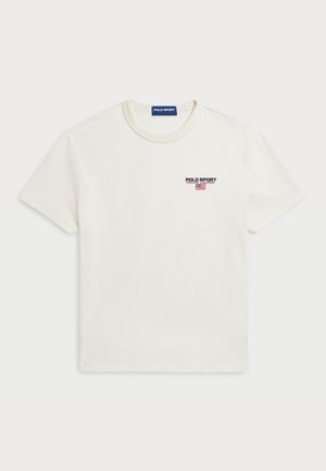 Biała bawełniana koszulka z krótkim rękawem, z małym czerwono-niebieskim logo "POLO SPORT" na lewej piersi oraz klasycznym okrągłym dekoltem.