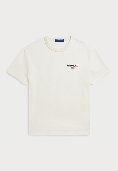 Λευκό βαμβακερό t-shirt με κοντά μανίκια, που διαθέτει ένα μικρό κόκκινο και μπλε λογότυπο "POLO SPORT" στην αριστερή πλευρά του στήθους και κλασικό λαιμό crew.