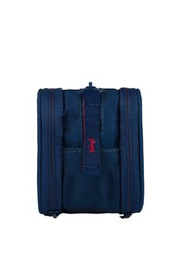 Borsone da viaggio blu navy con tessuto strutturato, dotato di un logo rosso e cerniere laterali, design compatto con una robusta maniglia per il trasporto.