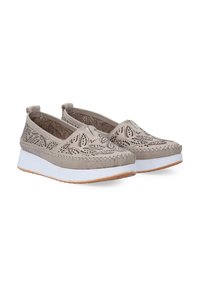 Beige Slippers mit durchbrochenem Blattmuster, genähten Details, weißer Schaumsohle und hellbrauner Gummiaußensohle.