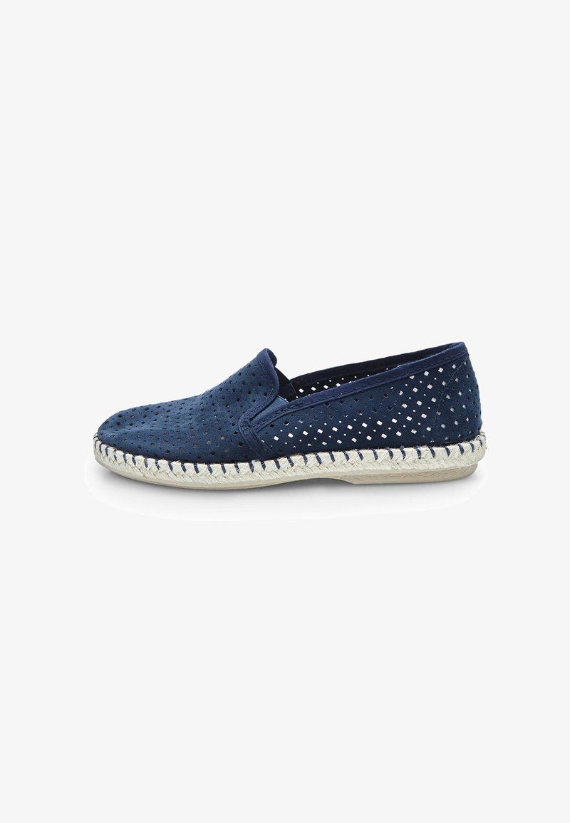 Scarpa slip-on in suede perforato blu navy con suola in iuta intrecciata espadrille. Punta arrotondata e dettagli di cucitura discreti in tutto.