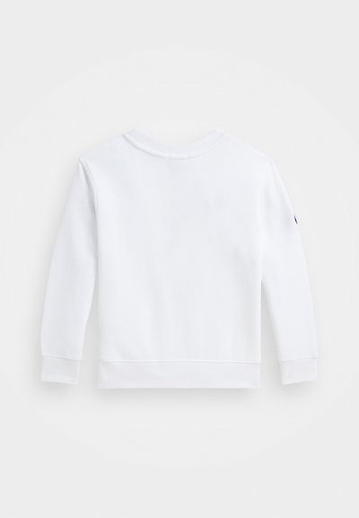 Sudadera blanca de manga larga, con cuello redondeado, puños y dobladillo de canalé, que presenta un pequeño logo en el hombro izquierdo. Tejido suave y liso.