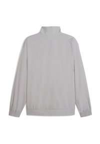 Chaqueta ligera de color gris claro, con un cuello alto, puños elásticos y una textura suave. Presenta un patrón sutil en el cuello.