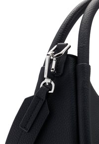 Schwarze Lederhandtasche aus genarbtem Leder mit zwei Griffen, ausgestattet mit einem silberfarbenen Reißverschluss und Hardware-Elementen für einfachen Zugriff und sichere Verschlussmöglichkeiten.