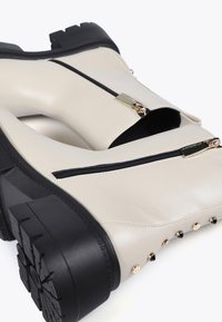 LOLA CASADEMUNT Botines con plataforma - cream