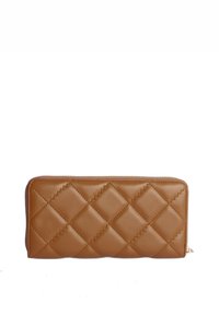 Monedero de cuero marrón acolchado con cierre con cremallera, presenta un patrón de diamantes y textura suave, con forma rectangular.