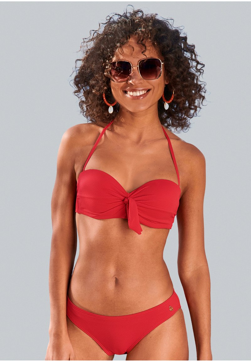 Rød bikini-sett med en knyttet bandeau-topp med justerbare stropper og en matchende lavsplittet bunn, begge i et teksturert stoff.